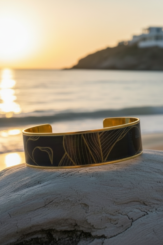 Bracelet manchette en métal doré inoxydable et vernis laqué, une pièce artistique et vibrante qui booste instantanément votre style