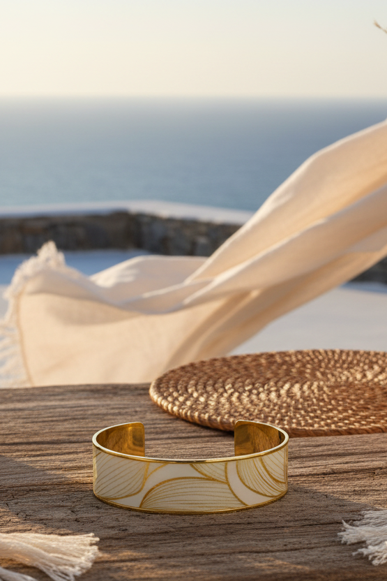 Bracelet manchette en métal doré inoxydable et vernis laqué, une pièce artistique et vibrante qui booste instantanément votre style