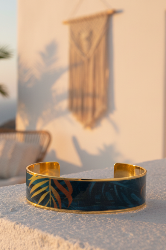 Bracelet manchette en métal doré inoxydable et vernis laqué, une pièce artistique et vibrante qui booste instantanément votre style