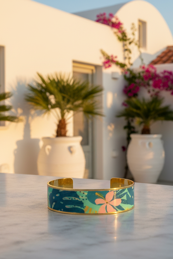 Bracelet manchette en métal doré inoxydable et vernis laqué, une pièce artistique et vibrante qui booste instantanément votre style