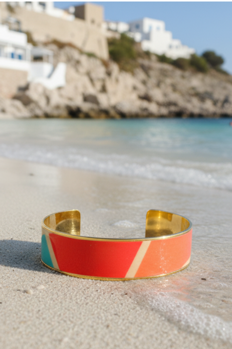 Bracelet manchette en métal doré inoxydable et vernis laqué, une pièce artistique et vibrante qui booste instantanément votre style