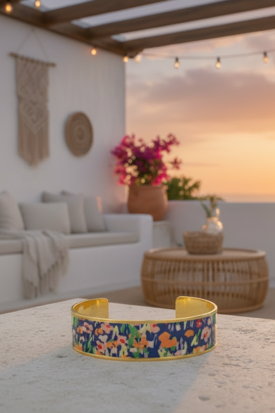 Bracelet manchette en métal doré inoxydable et vernis laqué, une pièce artistique et vibrante qui booste instantanément votre style