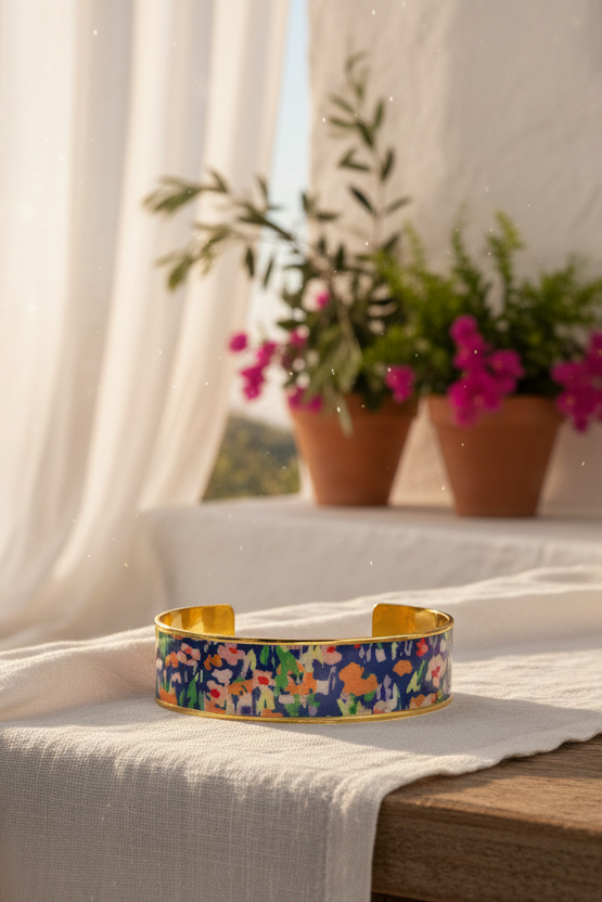 Bracelet manchette en métal doré inoxydable et vernis laqué, une pièce artistique et vibrante qui booste instantanément votre style