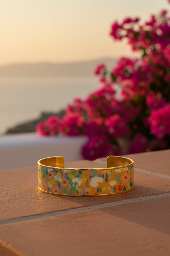 Bracelet manchette en métal doré inoxydable et vernis laqué, une pièce artistique et vibrante qui booste instantanément votre style