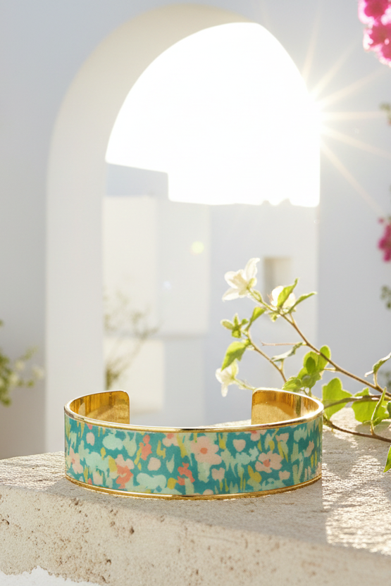 Bracelet manchette en métal doré inoxydable et vernis laqué, une pièce artistique et vibrante qui booste instantanément votre style