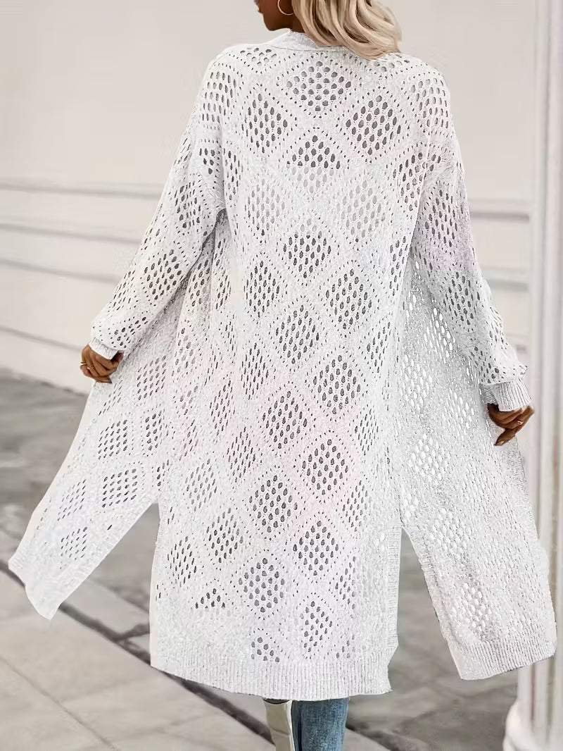 Gilet long en crochet dentelle ultra léger, qui upgrade instantanément votre look avec une vibe bohème chic, distingée et totalement irrésistible