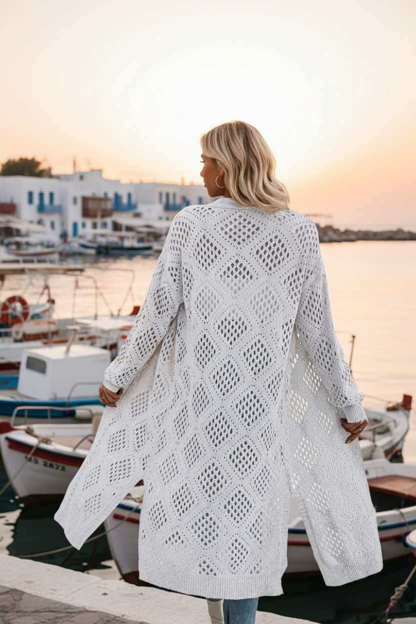 Gilet long en crochet dentelle ultra léger, qui upgrade instantanément votre look avec une vibe bohème chic, distingée et totalement irrésistible