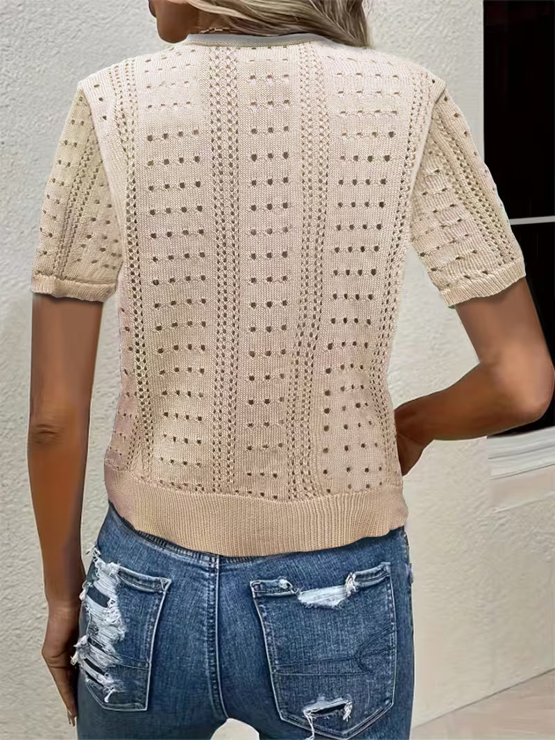 Cardigan beige ajouré à manches courtes, léger et subtil, idéal pour apporter une touche chic et raffinée à vos tenues d’été avec élégance