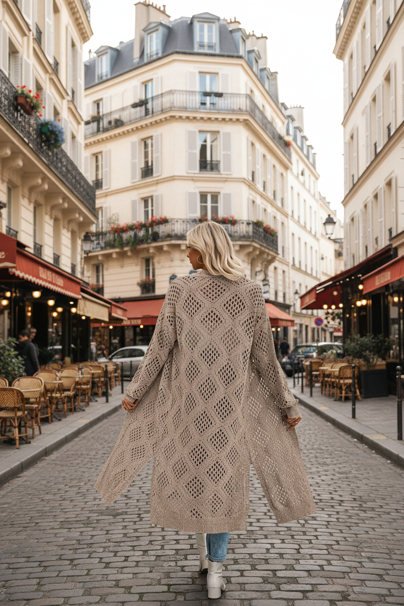 Gilet long en crochet dentelle ultra léger, qui upgrade instantanément votre look avec une vibe bohème chic, distingée et totalement irrésistible