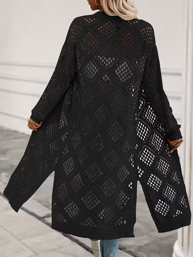 Gilet long en crochet dentelle ultra léger, qui upgrade instantanément votre look avec une vibe bohème chic, distingée et totalement irrésistible