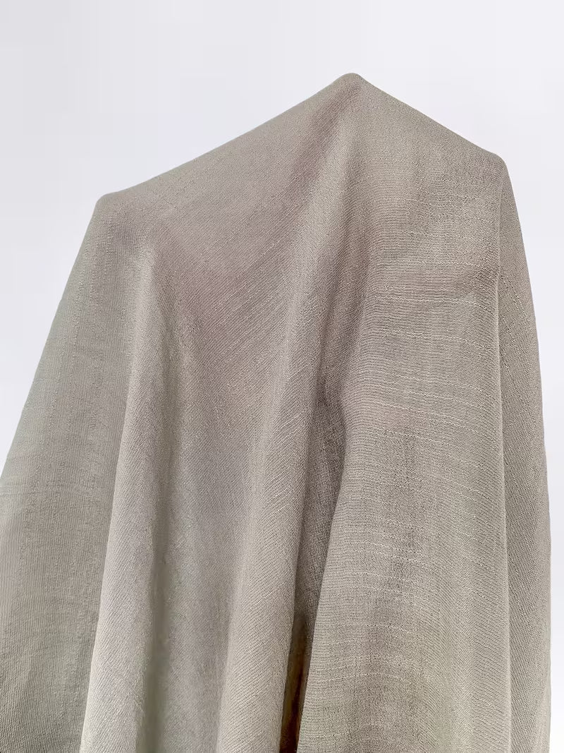 Chemise de plage loose, féminine et subtilement sensuelle, à la coupe fluide qui effleure la silhouette pour un look chic, léger et irrésistiblement estival