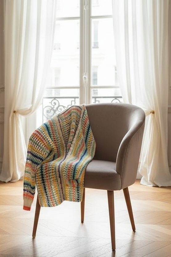 Cardigan en crochet à rayures colorées, ouvert et ultra stylé, qui booste instantanément votre look avec une touche vibrante, moderne et irrésistiblement tendance