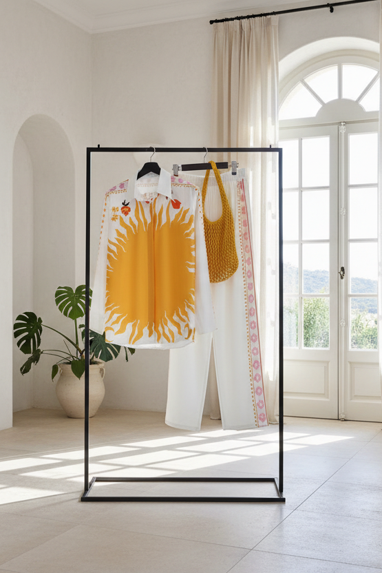 Ensemble chemise et pantalon coloré, ultra stylé, qui apporte instantanément une vibe fraîche, moderne et pleine de personnalité à votre look.