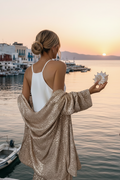 Cet ensemble ultra stylé combine un top scintillant en sequins et un pantalon pour un look moderne et 100% vibe city-chic. Du rooftop au dîner tendance