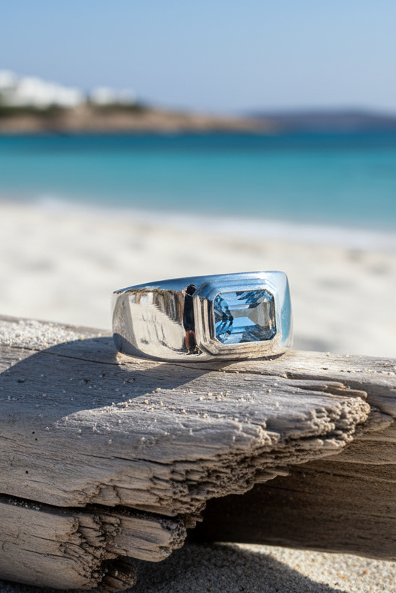 Bague Calypsa en argent 925 rhodié miroir & pierre bleue une pièce couture minimaliste au design bombé qui impose un luxe moderne, clean et ultra sophistiqué
