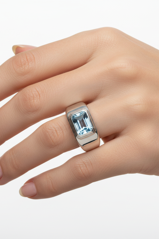 Bague Calypsa en argent 925 rhodié miroir & pierre bleue une pièce couture minimaliste au design bombé qui impose un luxe moderne, clean et ultra sophistiqué