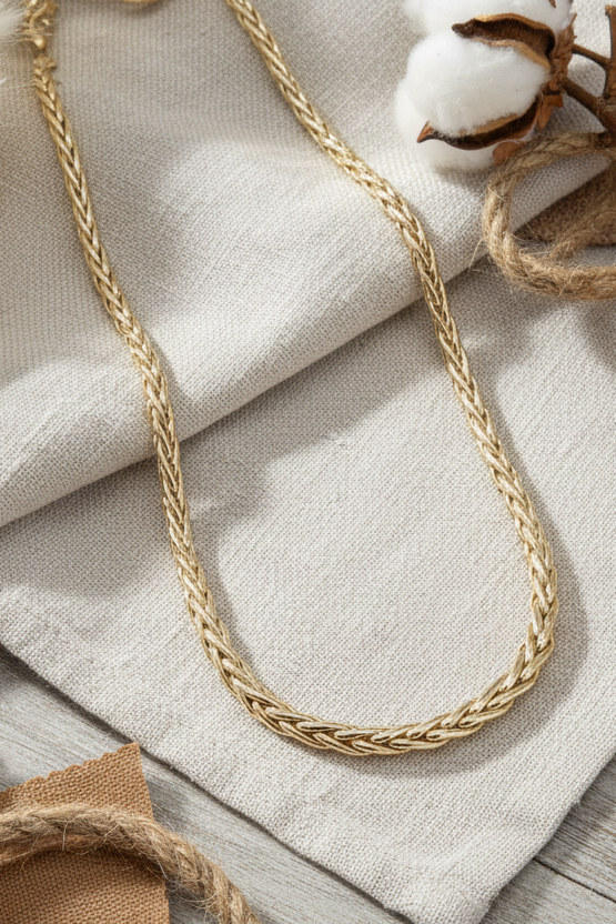 Chaîne Solyra en maille palmier plaqué or 18 carats (3 microns), une pièce lumineuse et ultra chic qui capte la lumière à chaque mouvement et signe une allure moderne, luxe et irrésistiblement stylée