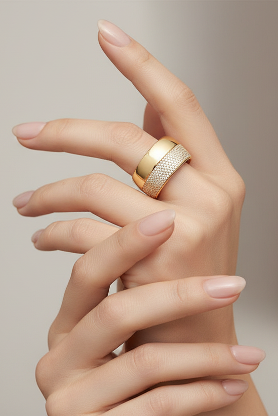 Bague Auréthia pavée en or sertie d’oxydes de zirconium cubiques, une pièce épaisse et ultra brillante au design affirmé qui capte la lumière et impose un luxe moderne, puissant et irrésistible