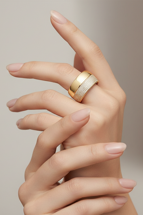 Bague Auréthia pavée en or sertie d’oxydes de zirconium cubiques, une pièce épaisse et ultra brillante au design affirmé qui capte la lumière et impose un luxe moderne, puissant et irrésistible