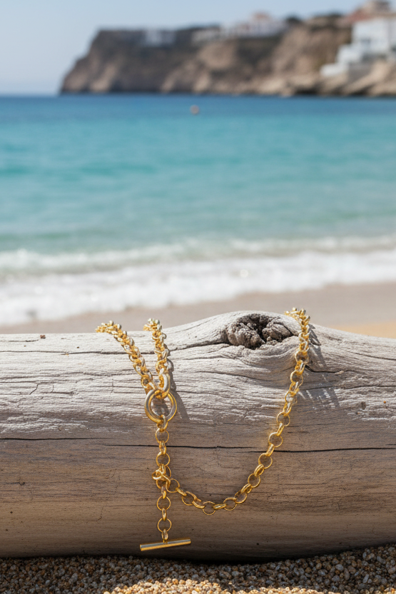 Collier cravate Kalithéa en plaqué or 18 carats, mailles forçat XL au design vintage revisité, une pièce signature au luxe moderne, éclat durable et élégance irrésistible