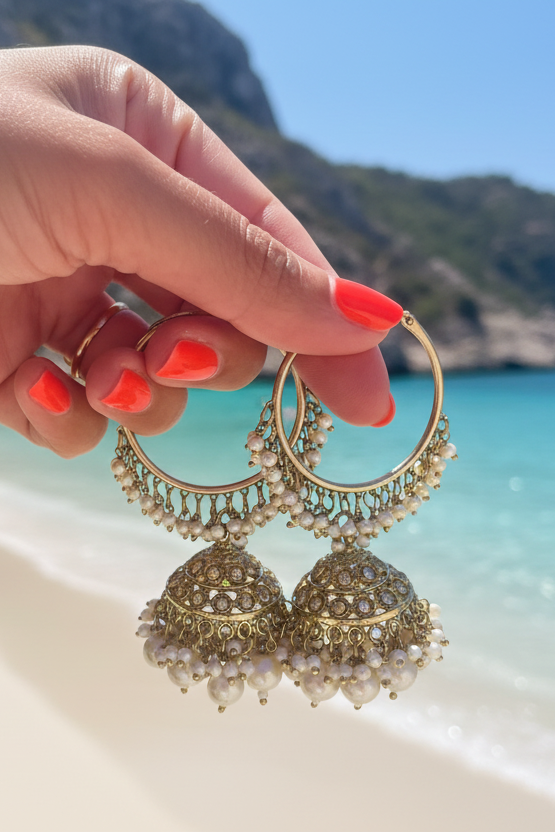 Boucles d’oreilles Théia à l'esprit nomade dorées en acier inoxydable, cristaux scintillants et pampilles de perles – l’élégance bohème chic incontournable