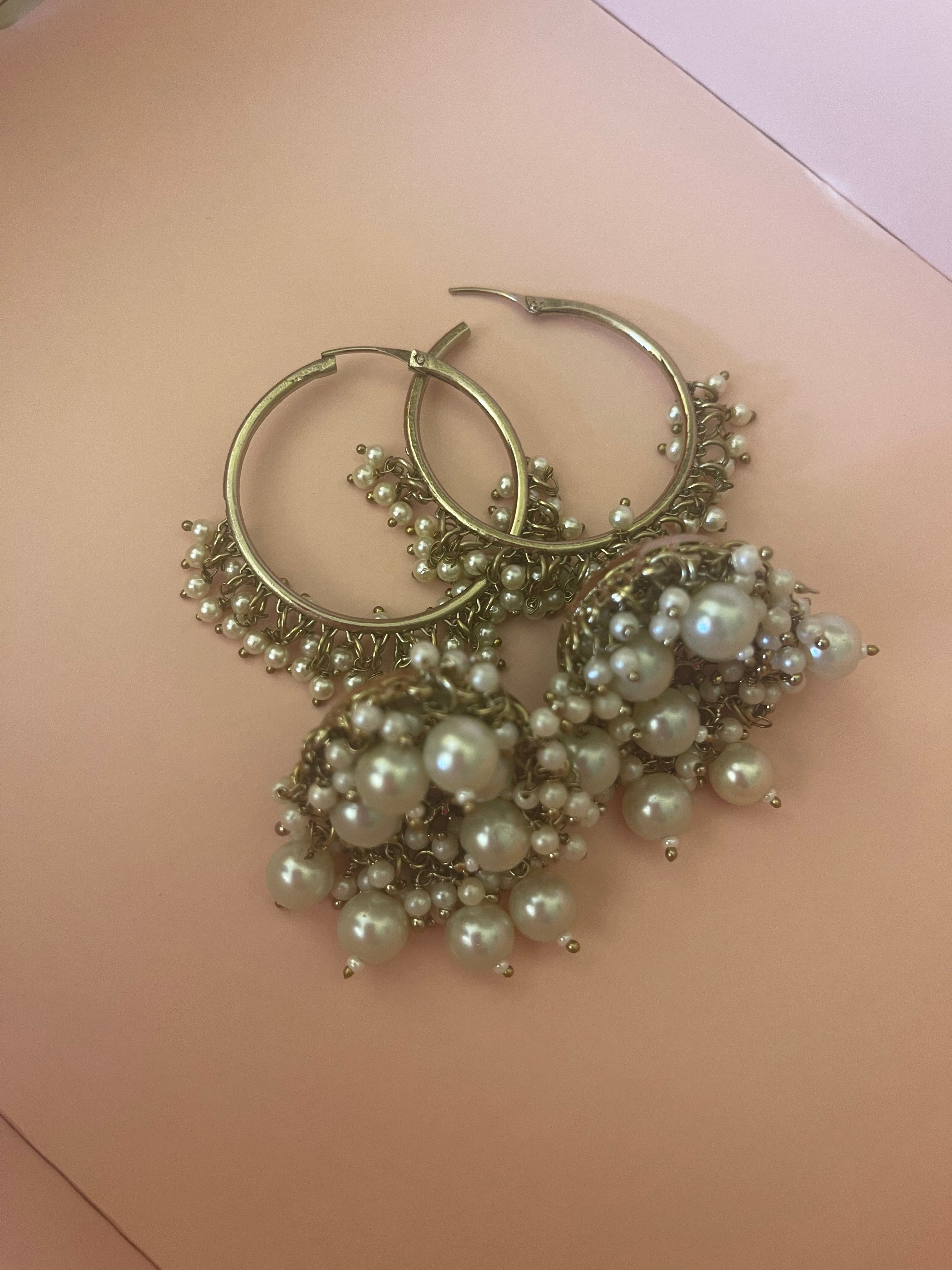 Boucles d’oreilles Théia à l'esprit nomade dorées en acier inoxydable, cristaux scintillants et pampilles de perles – l’élégance bohème chic incontournable