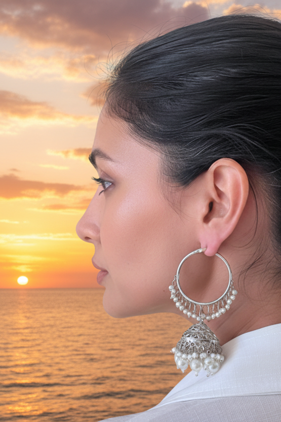 Boucles d’oreilles Théia à l'esprit nomade dorées en acier inoxydable, cristaux scintillants et pampilles de perles – l’élégance bohème chic incontournable