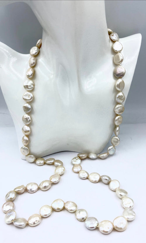 Collier de Designer minimaliste en vraies perles baroques — Vogue Française