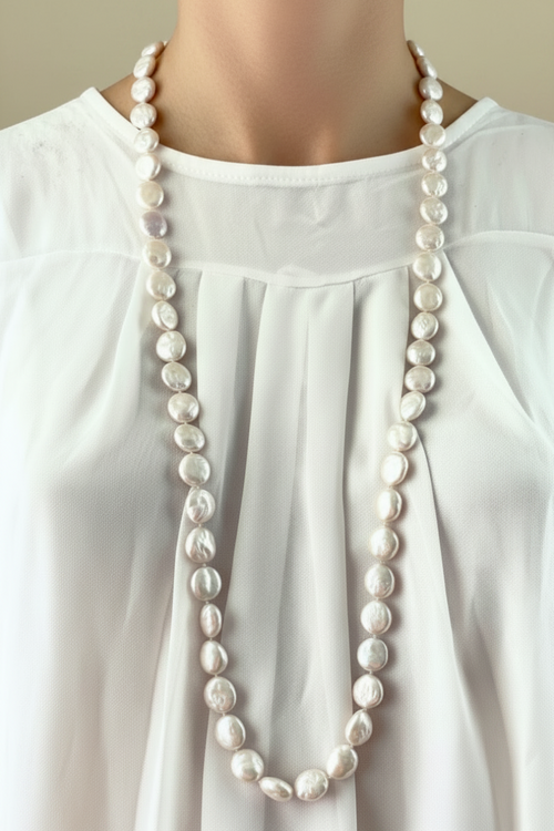 Collier de Designer minimaliste en vraies perles baroques — Vogue Française
