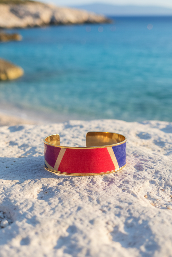 Bracelet manchette en métal doré inoxydable et vernis laqué, une pièce artistique et vibrante qui booste instantanément votre style