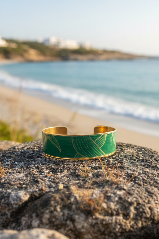 Bracelet manchette en métal doré inoxydable et vernis laqué, une pièce artistique et vibrante qui booste instantanément votre style