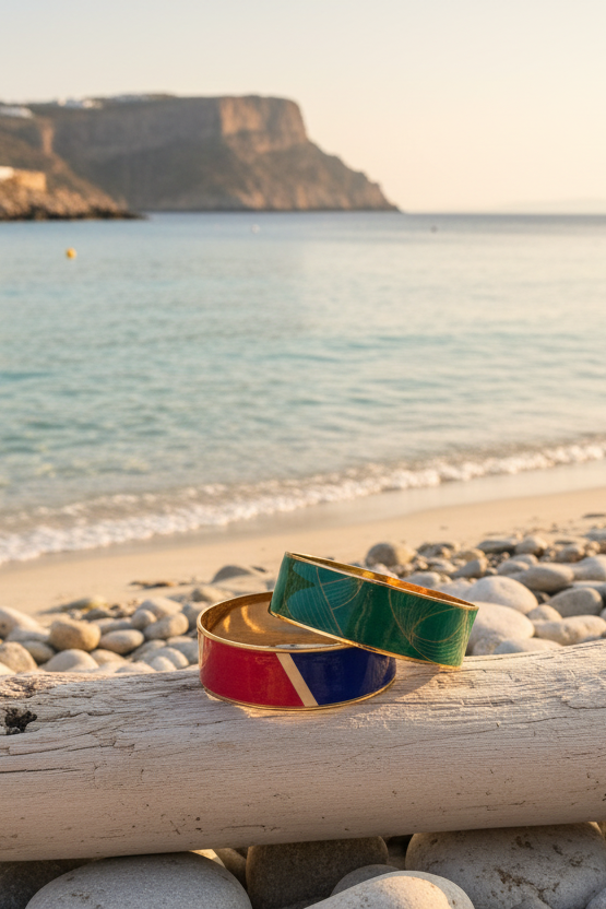 Bracelet manchette en métal doré inoxydable et vernis laqué, une pièce artistique et vibrante qui booste instantanément votre style