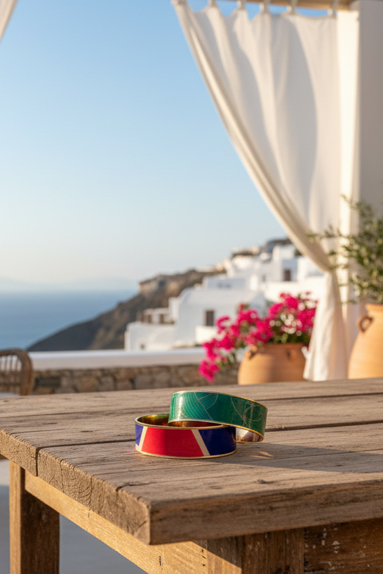 Bracelet manchette en métal doré inoxydable et vernis laqué, une pièce artistique et vibrante qui booste instantanément votre style