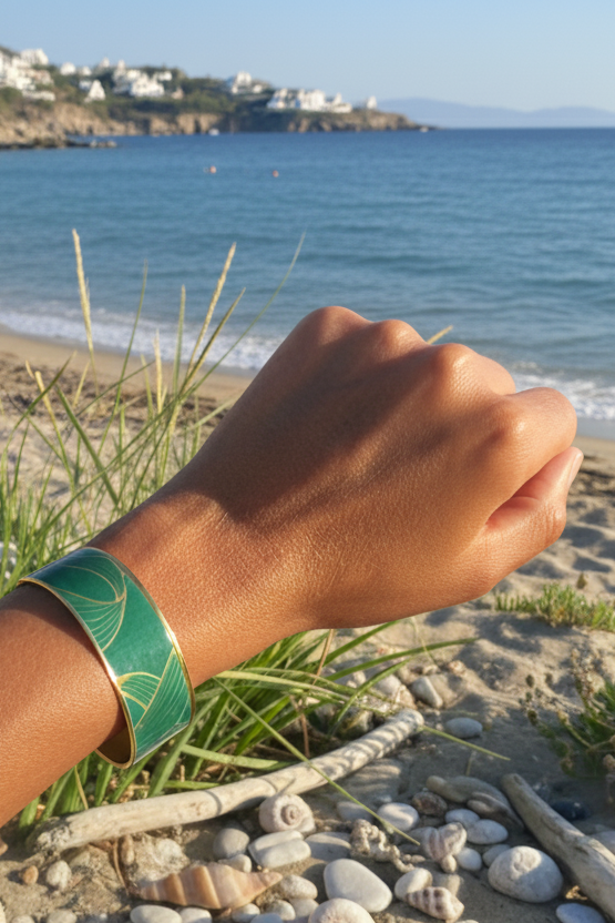 Bracelet manchette en métal doré inoxydable et vernis laqué, une pièce artistique et vibrante qui booste instantanément votre style