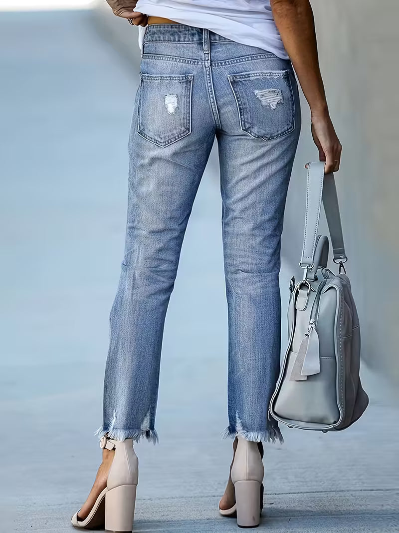 Jean court stretch trendy déchiré. Adoptez le jean court stretch qui dynamise instantanément votre silhouette avec son fit parfaitement ajusté, sa matière ultra confortable qui épouse vos formes
