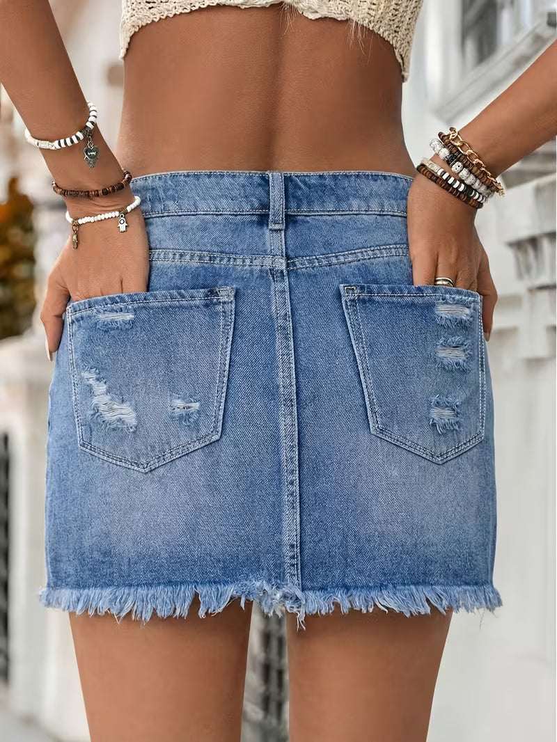Mini jupe en jean bodycon style used, ultra tendance et sexy, qui sublime la silhouette avec une touche branchée et casual-chic parfaite pour vos looks du quotidien