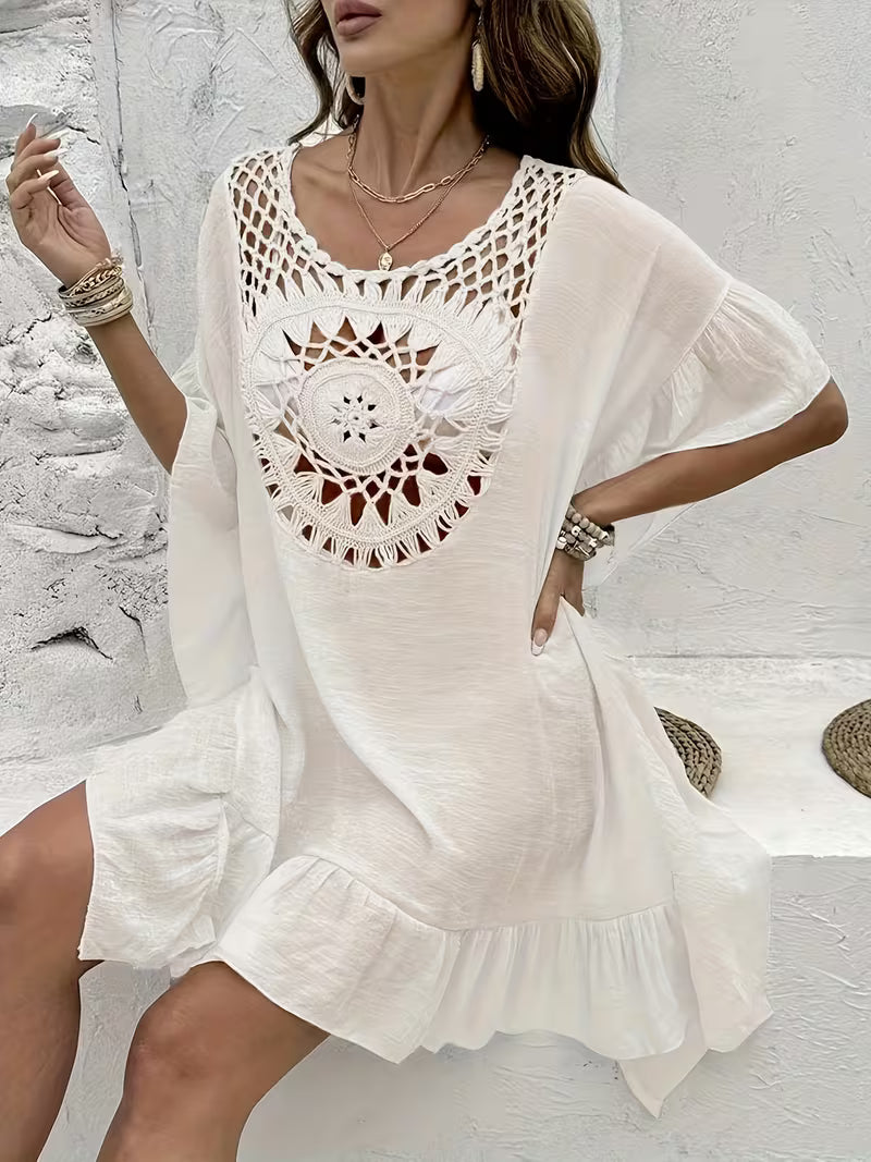 Robe de plage en crochet floral style patchwork, audacieuse et ultra tendance, qui mêle textures et motifs pour un look bohème chic, lumineux et irrésistiblement estival