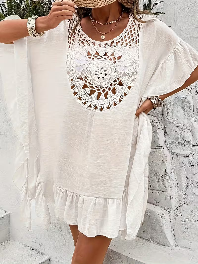 Robe de plage en crochet floral style patchwork, audacieuse et ultra tendance, qui mêle textures et motifs pour un look bohème chic, lumineux et irrésistiblement estival