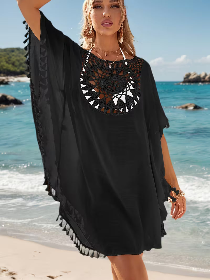 Robe de plage en crochet floral style patchwork, audacieuse et ultra tendance, qui mêle textures et motifs pour un look bohème chic, lumineux et irrésistiblement estival