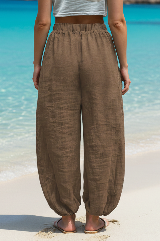 Le pantalon en lin loose qui redéfinit le confort avec style grâce à sa coupe fluide ultra tendance et son design épuré rehaussé d’un cordon qui apporte une touche casual parfaitement maîtrisée