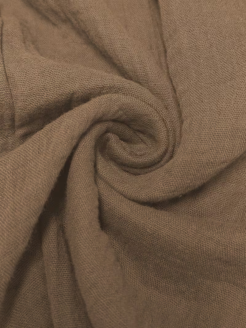Le pantalon en lin loose qui redéfinit le confort avec style grâce à sa coupe fluide ultra tendance et son design épuré rehaussé d’un cordon qui apporte une touche casual parfaitement maîtrisée