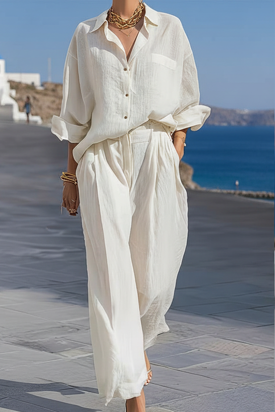 Ensemble ivoire pour femme composé d’une chemise ample et d’un pantalon large, incarnant une esthétique classique chic bord de mer