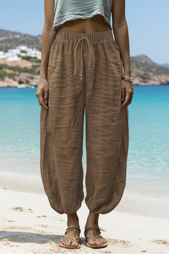 Le pantalon en lin loose qui redéfinit le confort avec style grâce à sa coupe fluide ultra tendance et son design épuré rehaussé d’un cordon qui apporte une touche casual parfaitement maîtrisée