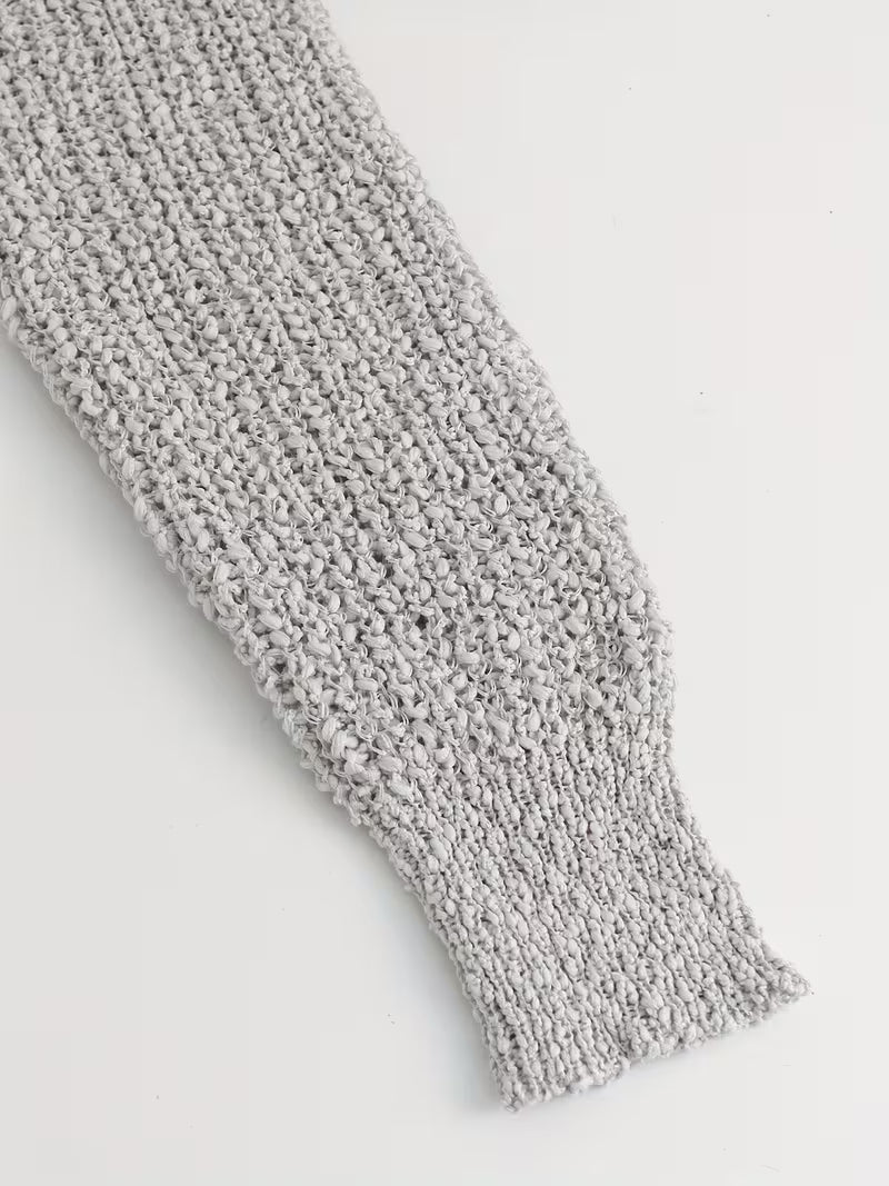 Pull élégant loose en tricot léger, ultra confortable, avec col V devant et derrière, parfait pour un look chic, moderne et effortless en toute saison