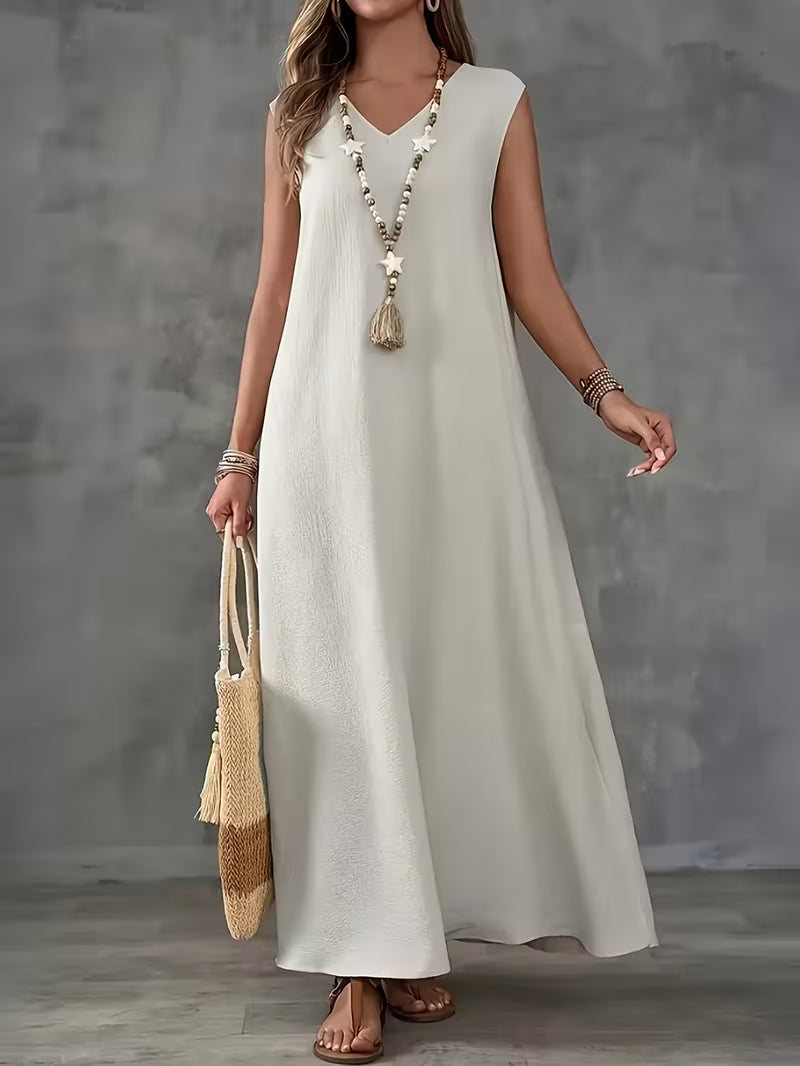 Robe longue blanche subtile, avec col en V et fente latérale, qui allie élégance et fluidité pour un look à la fois chic et léger