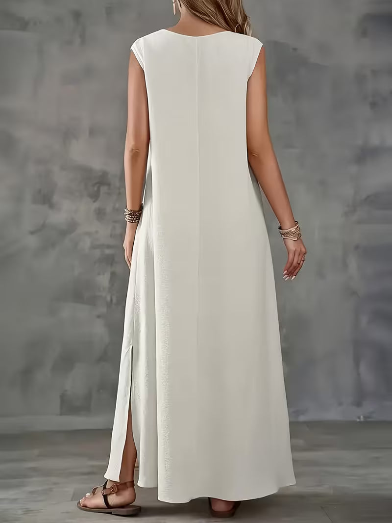Robe longue blanche subtile, avec col en V et fente latérale, qui allie élégance et fluidité pour un look à la fois chic et léger