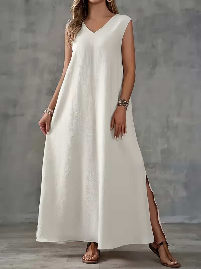 Robe longue blanche subtile, avec col en V et fente latérale, qui allie élégance et fluidité pour un look à la fois chic et léger