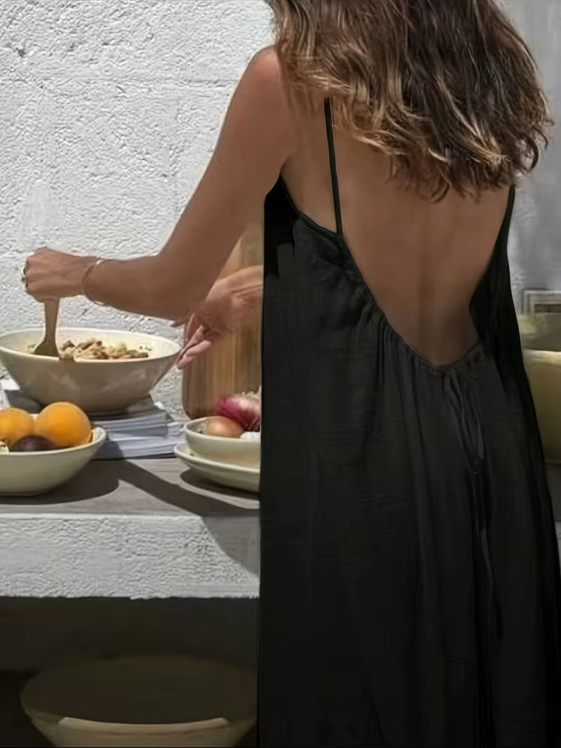 Robe longue légère et sensuelle, dos nu noué, qui sublime la silhouette avec élégance pour un look chic, moderne et irrésistiblement branché