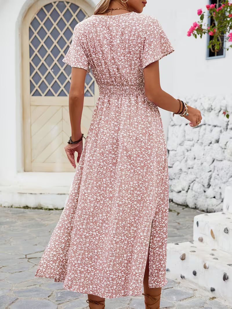 Robe fleurie délicate à manches papillon et fente, col V et coupe ajustée, qui allie romantisme et modernité pour un look chic, féminin et résolument tendance