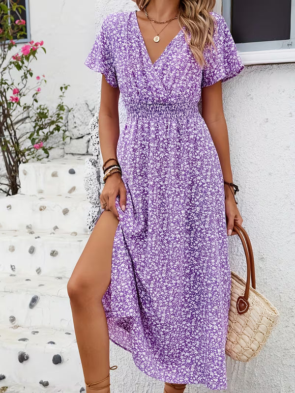 Robe fleurie délicate à manches papillon et fente, col V et coupe ajustée, qui allie romantisme et modernité pour un look chic, féminin et résolument tendance